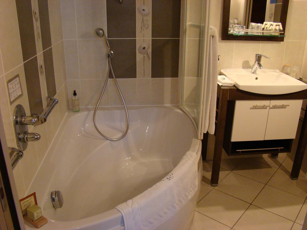 Hôtel Le Manoir aux Vaches Yvetot Extérieur photo